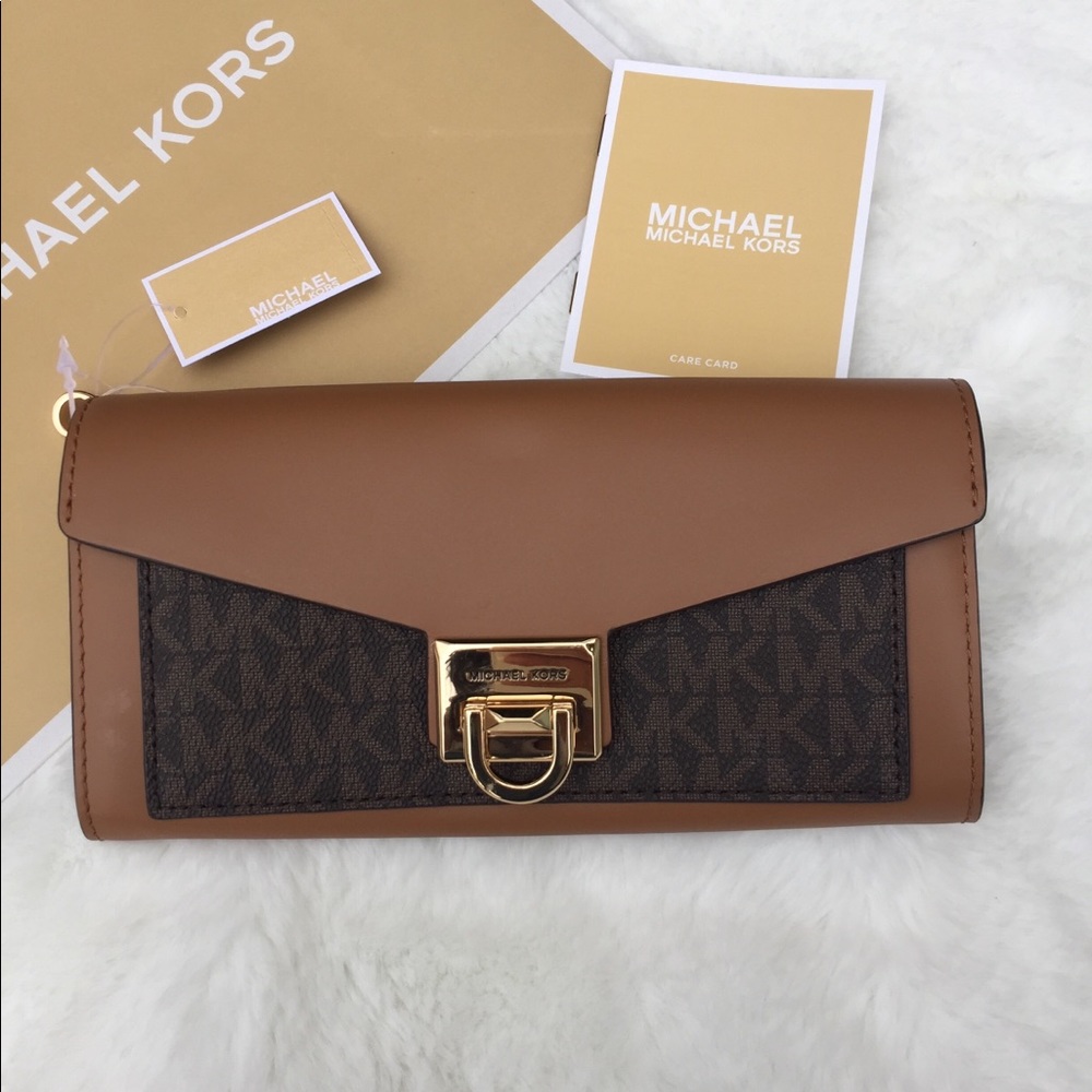 Michael Kors Carryall Wallet